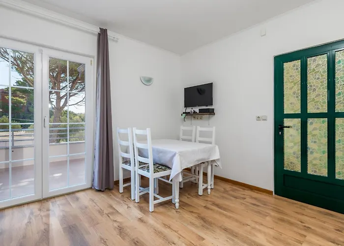 1 Bedroom Beautiful In Barbat Appartement *
