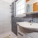 1 Bedroom Beautiful In Barbat Apartamento