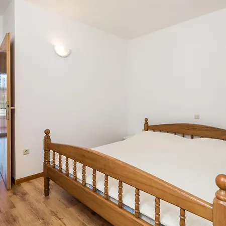 1 Bedroom Beautiful In Barbat
