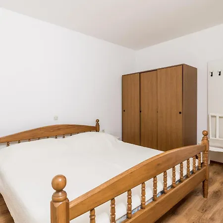 1 Bedroom Beautiful In Barbat Apartmán *