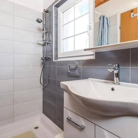 1 Bedroom Cozy In Barbat Appartamento