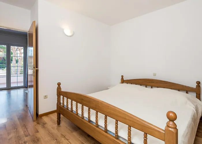 1 Bedroom Beautiful In Barbat