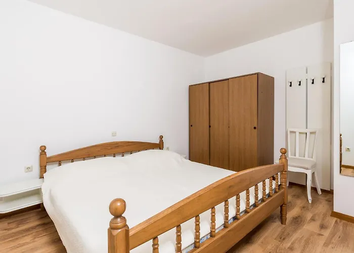 1 Bedroom Beautiful In Barbat Appartement *